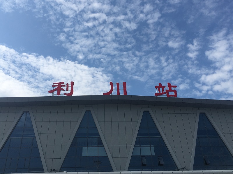 客運車站進、出站通道區有哪些靜態標識？